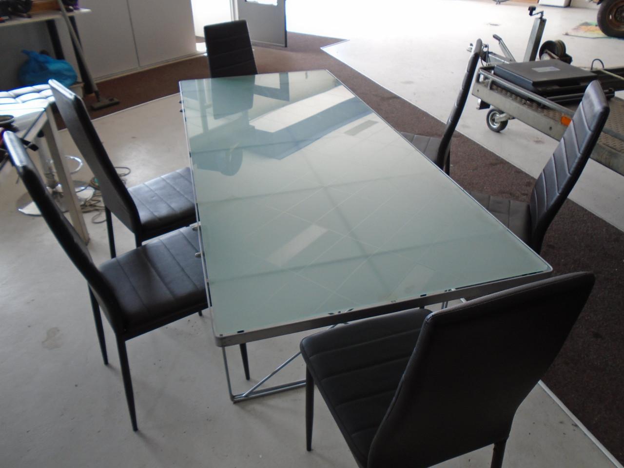 Eettafel met 6 stoelen