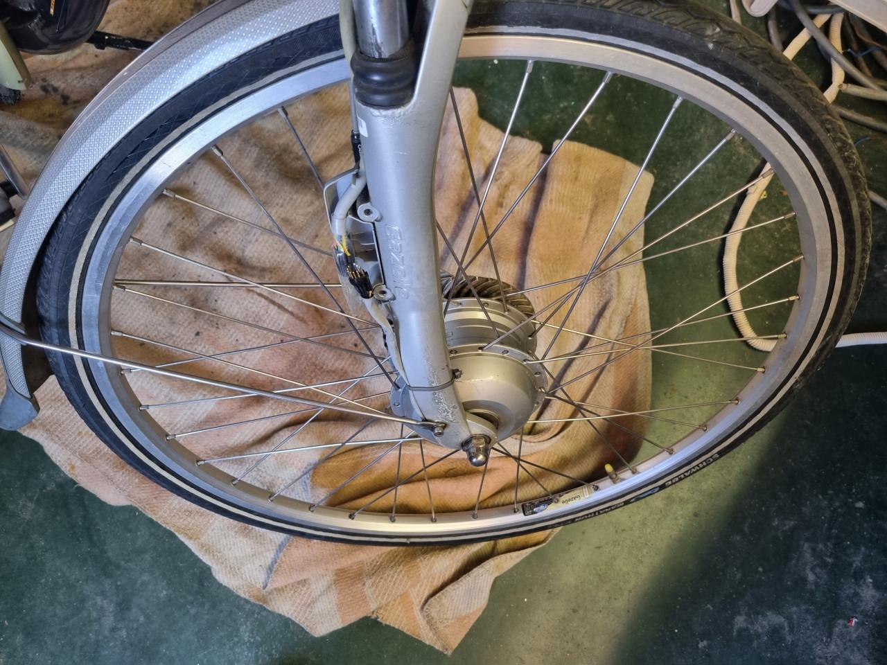 Voorwiel met motor Gazelle Innergy 28 inch goede Schwalbe band