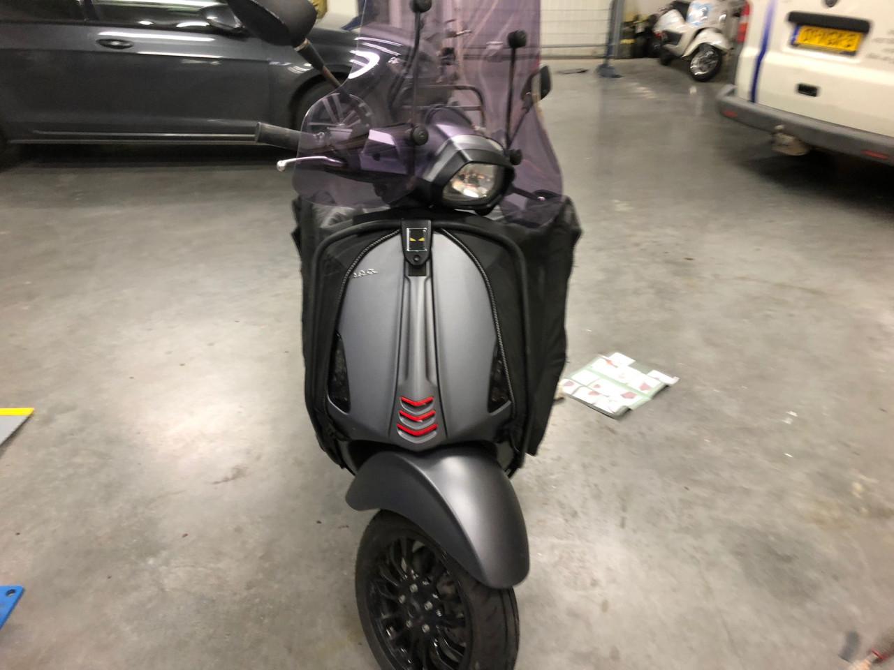 Vespa Sprint primavera beenkleed
