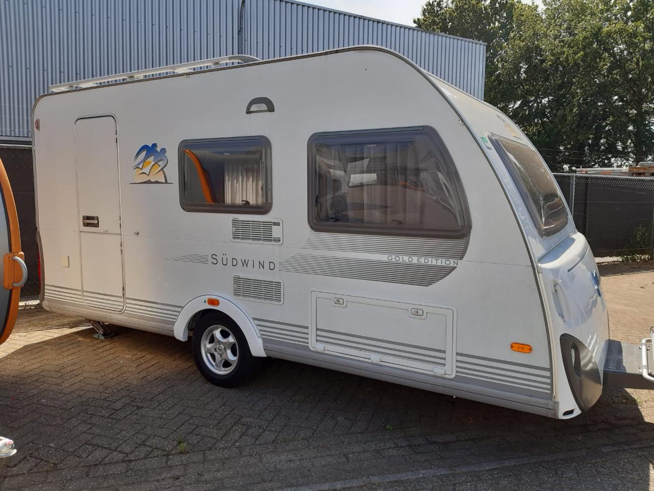 Zeer goed onderhouden en complete KNAUS 420QD Sudwind caravan te koop.