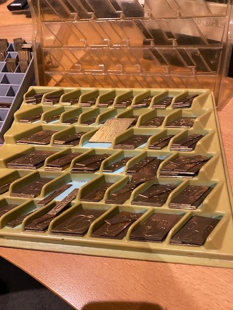 In goede staat Gravograph met messing letterbakken  blok letters en schuine