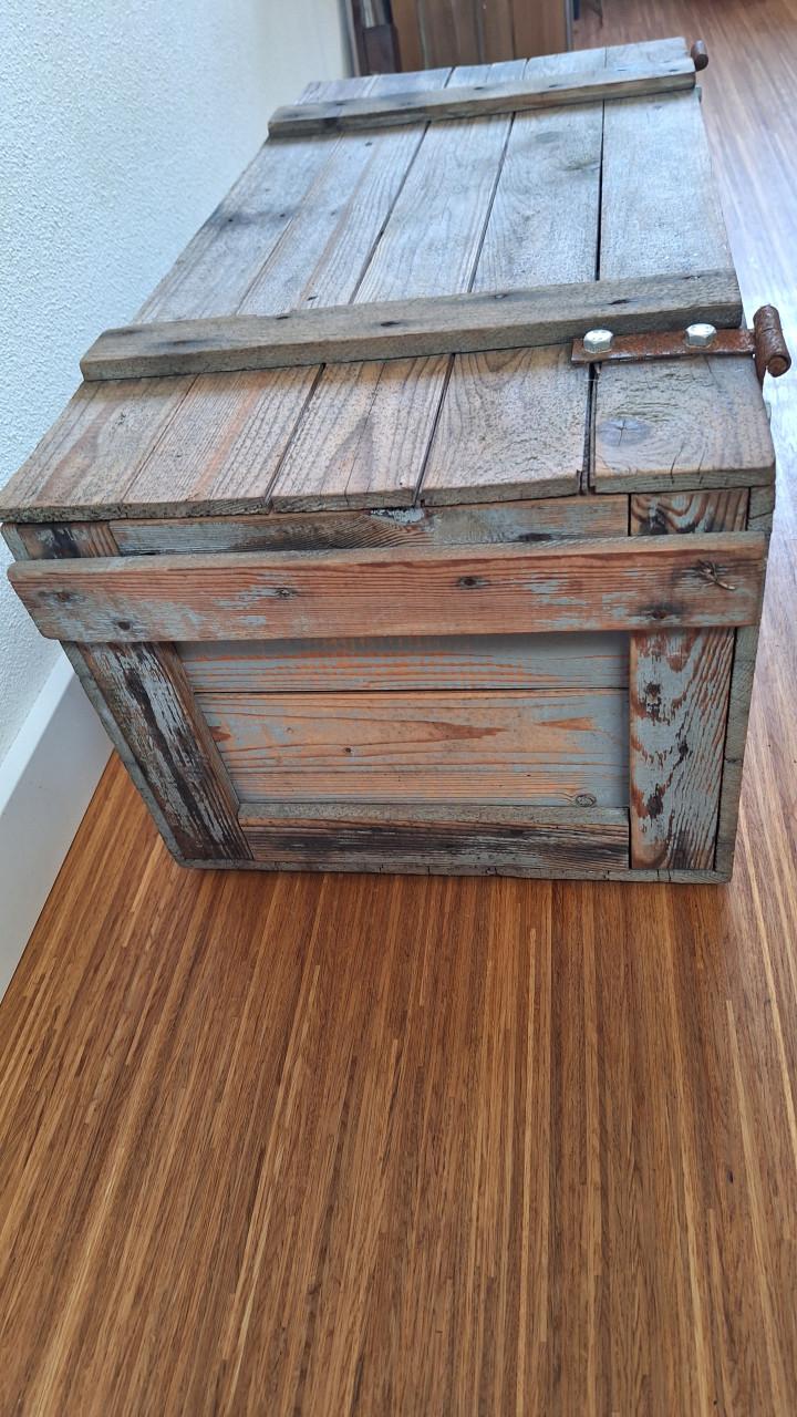 Oude houten opbergkist