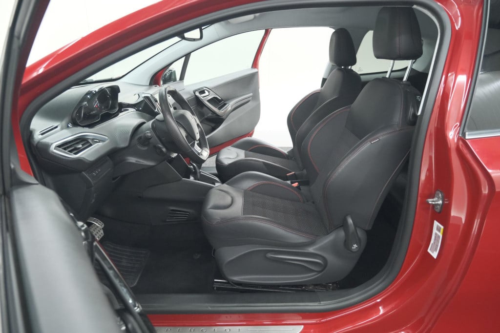 Peugeot 208 puretech 110 gt-line | apple carplay | parkeersensoren | climat