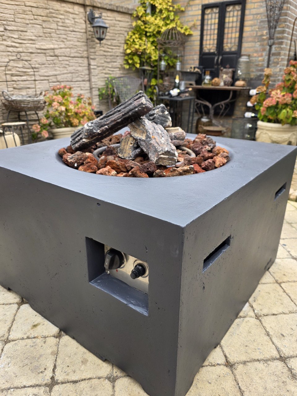 Prachtige Vuurtafel gemaakt van composiet met een stoere betonlook