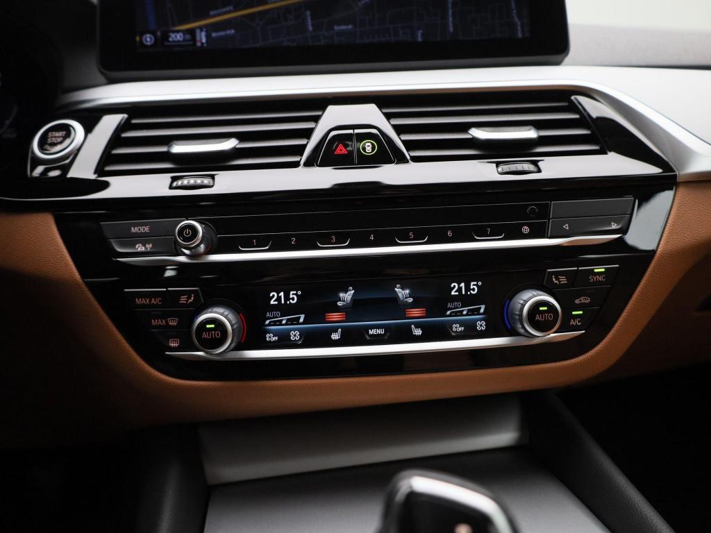 BMW 5 Serie touring 520i business edition plus | automaat | lmv | navigatie