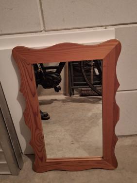 Te koop spiegel met houten rand