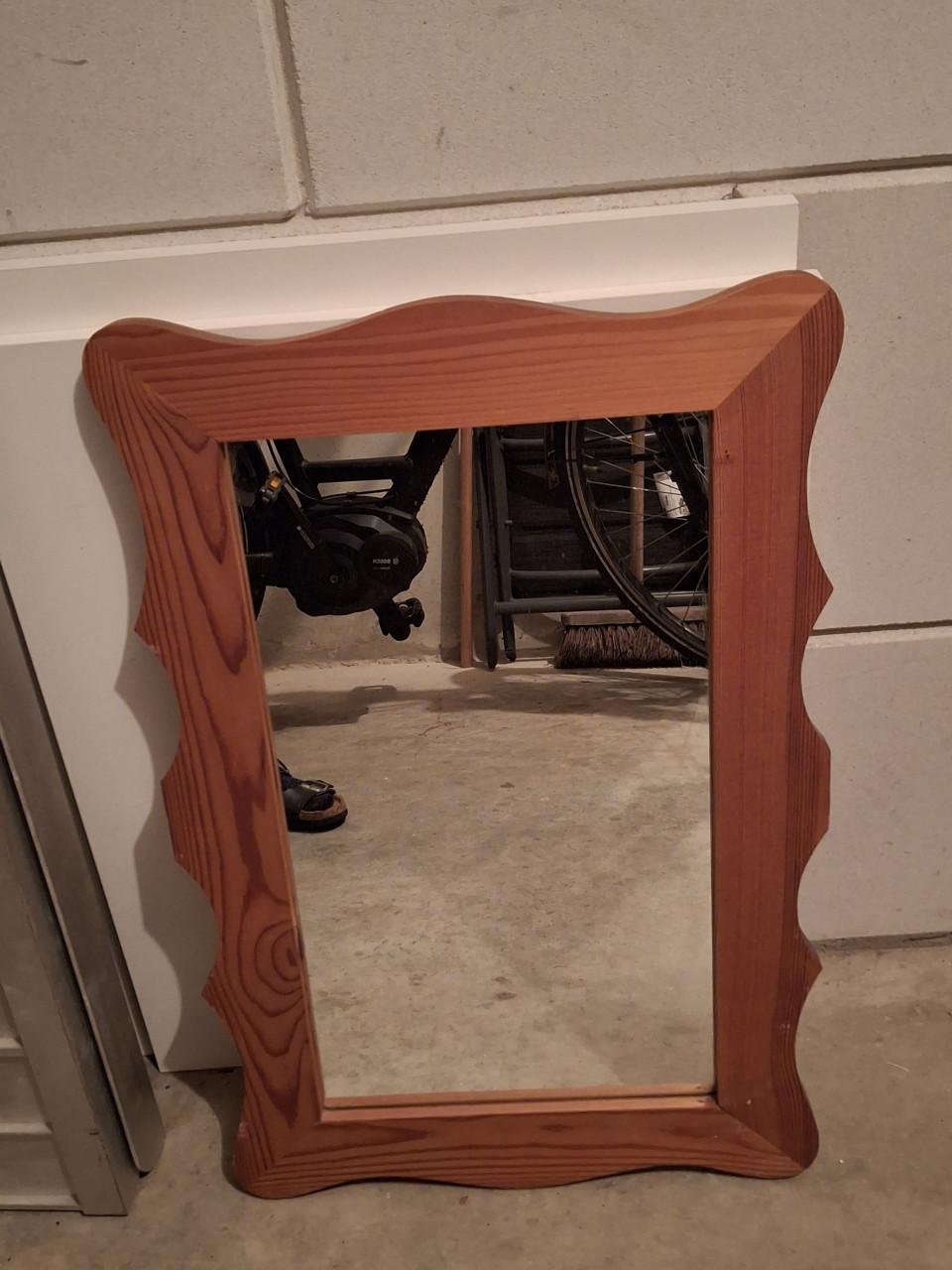 Te koop spiegel met blank houten rand