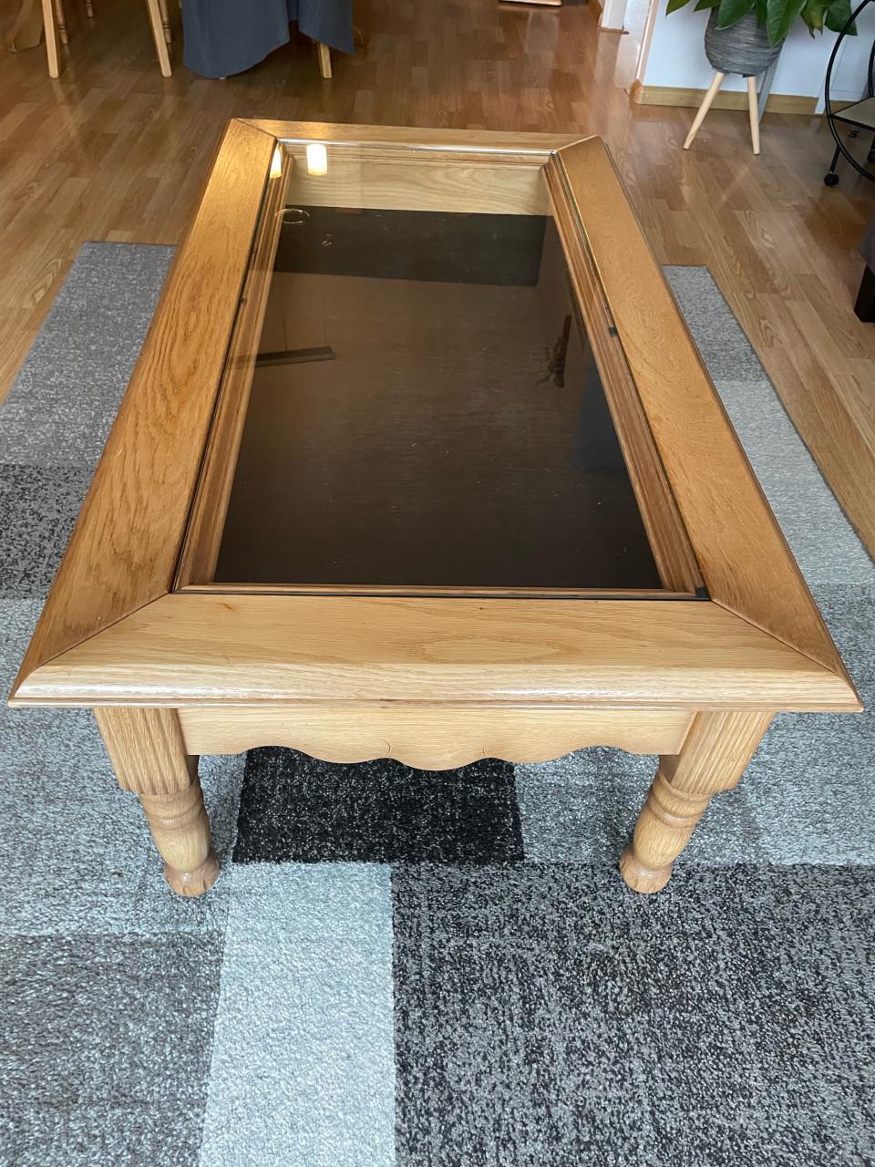 Blank eiken tafel met decoratielade