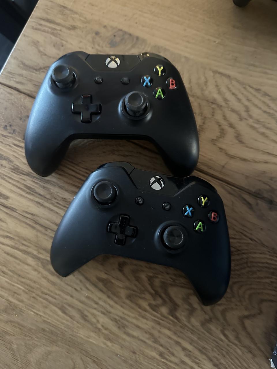 Xbox one + 2 games + 2 controllers en headset
