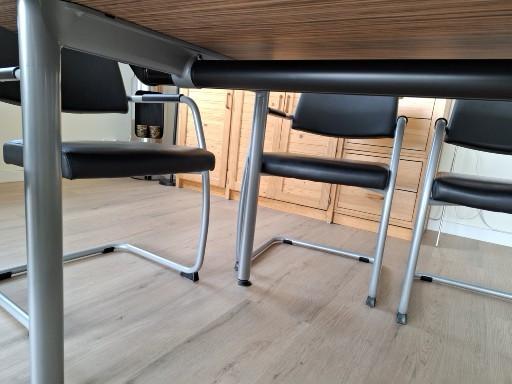 Eethoek -eivormige vergadertafel met 6 stoelen met armleuning (zie foto’s)