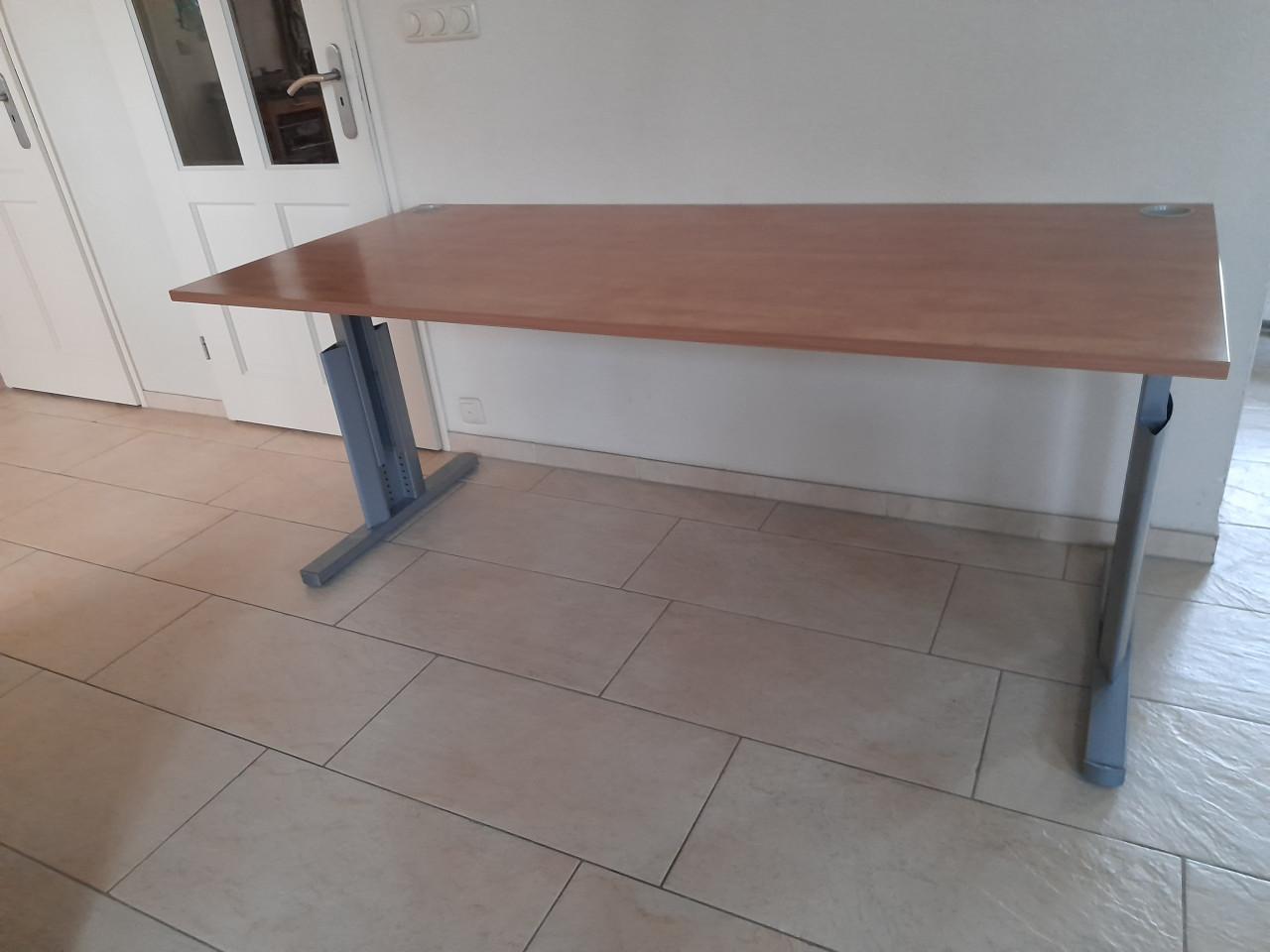 Mooi bureau 80 x 180  (in hoogte verstelbaar van 60/84H ( in goede staat )