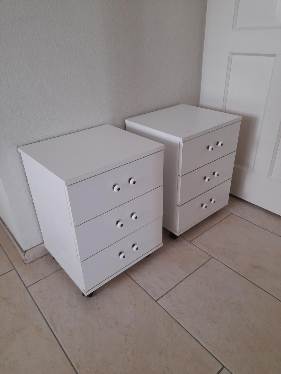 2 x nachtkastje 38,5 x 35 x 51,5H (in goede staat )