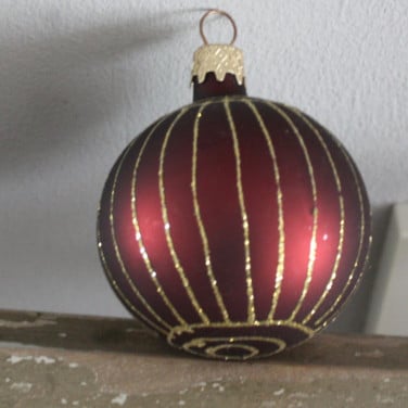Glazen kerstbal bordeaux  met goude glitter strepen