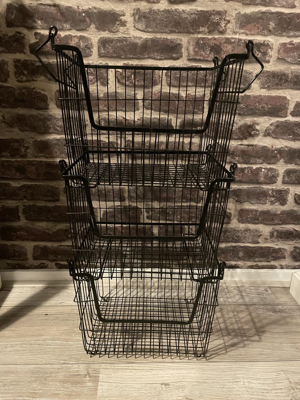 3 Zwarte stapelbare draadmanden