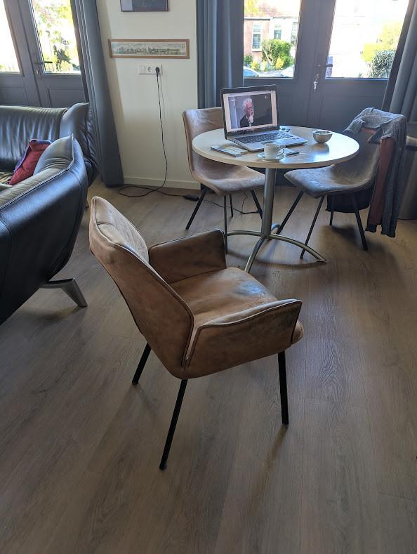 Perfect zittende beklede stoel met gebruikssporen gratis af te halen