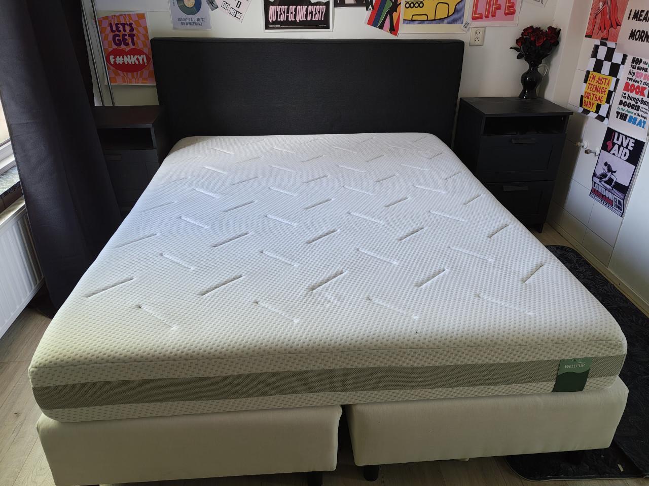 Bed met nachtkastjes. Matras nauwelijks gebruikt!