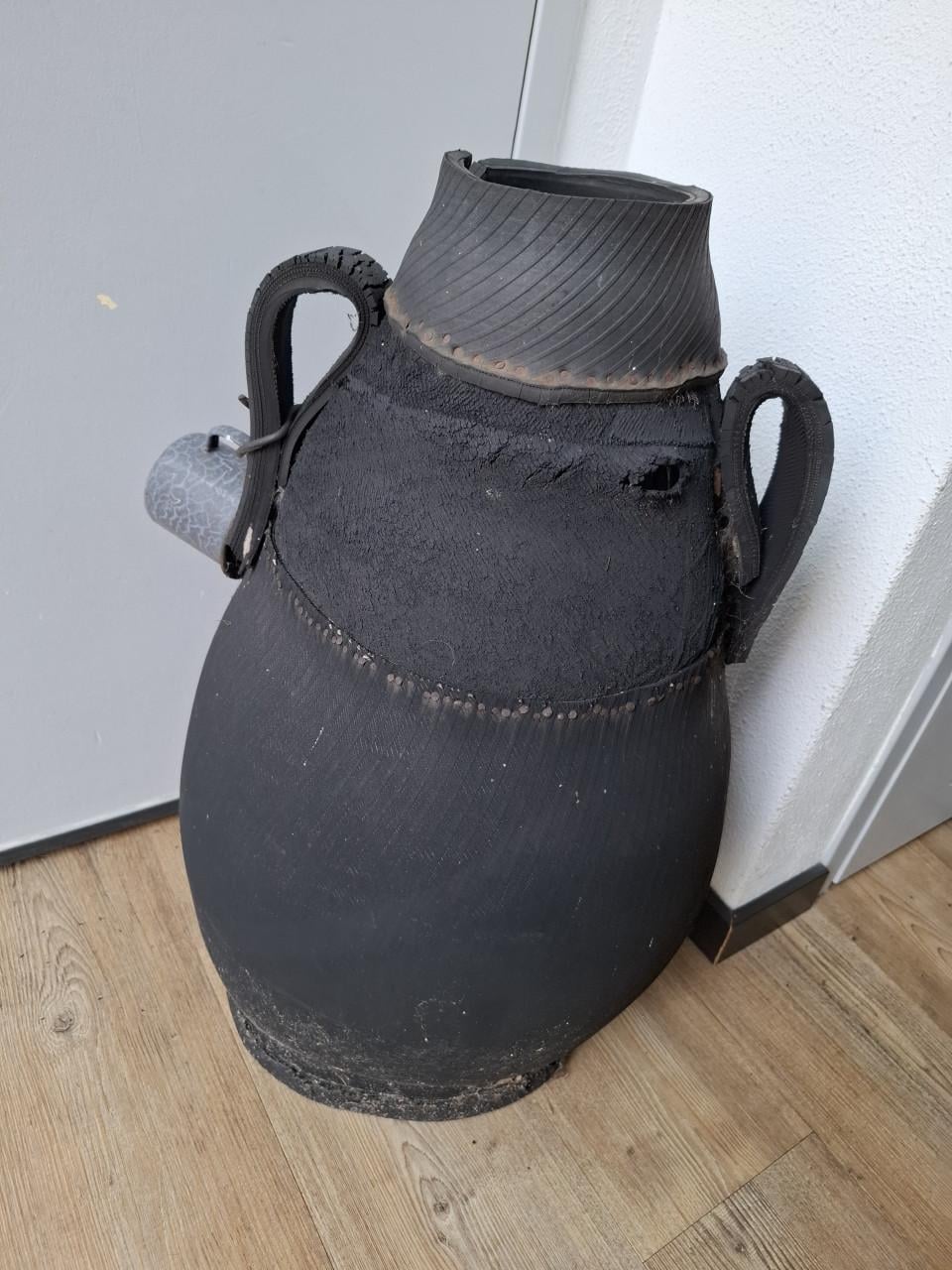 Hoge vaas van autobanden