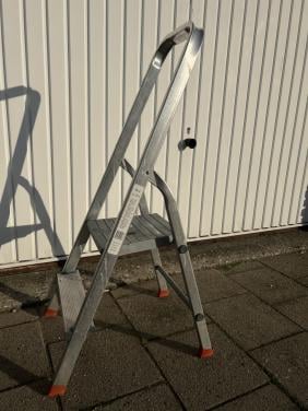 Aluminium huishoudtrap 2 treden draagvermogen 150 kg.