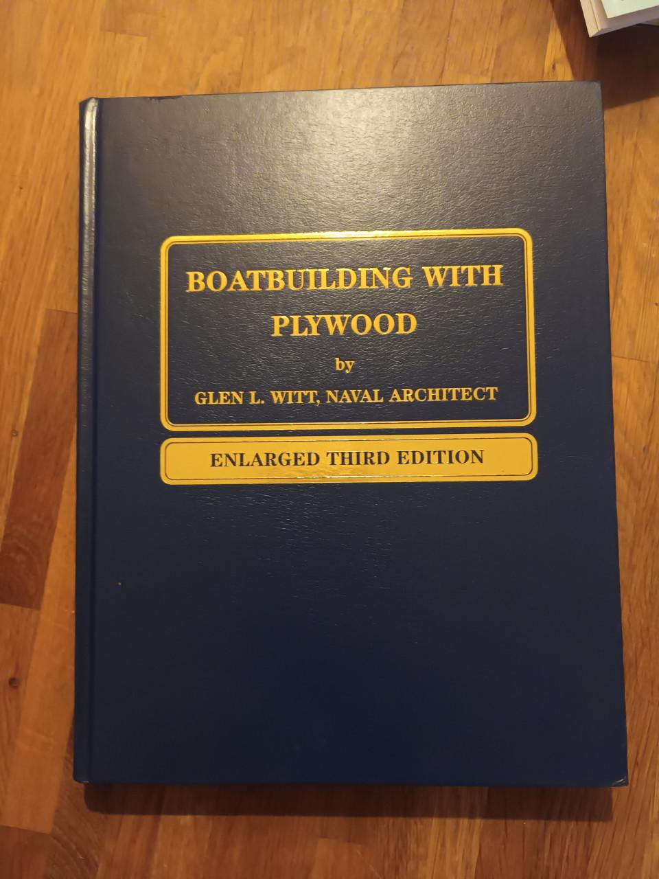 Diverse boeken over het bouwen van boten