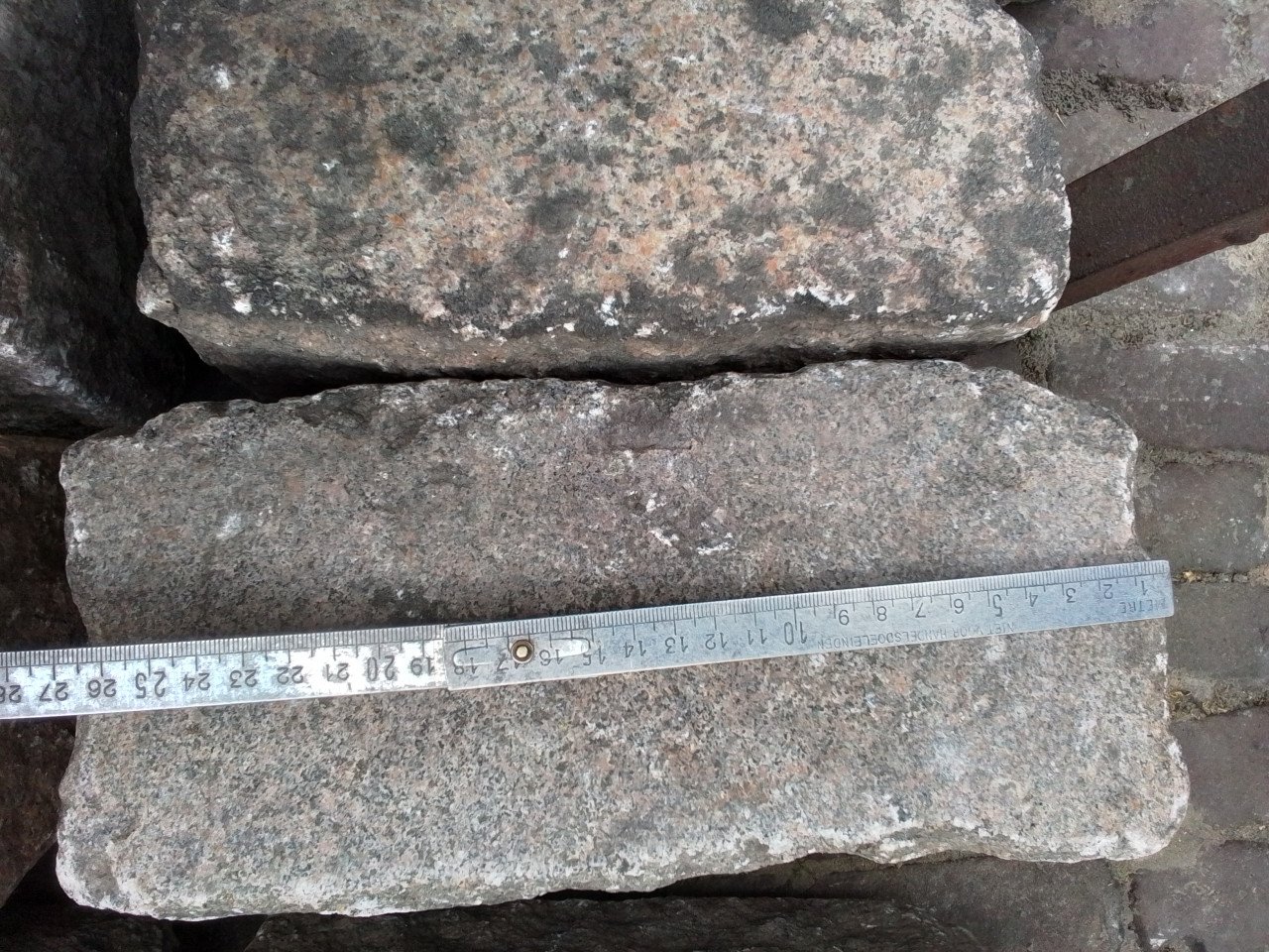 42 stuks granieten boordstenen.
