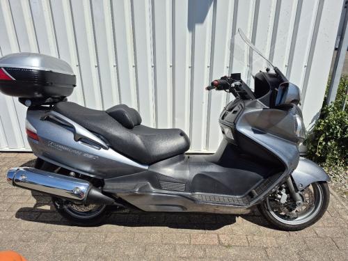 Suzuki Burgman 650 Executive uit 2007, grote motorscooter