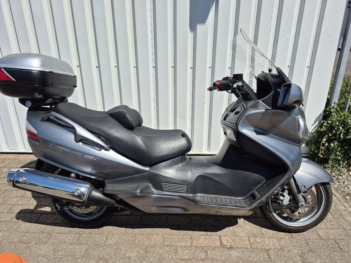 Suzuki Burgman 650 Executive uit 2007, grote motorscooter
