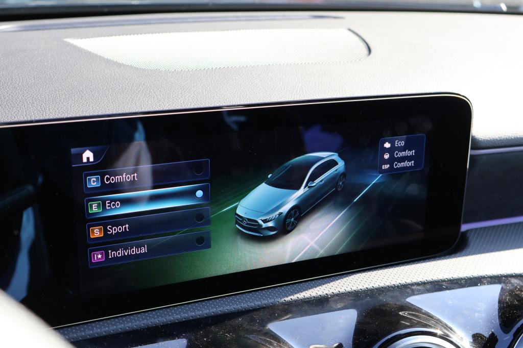 Mercedes-Benz A-Klasse 180 business solution amg i 2025 i panorama dak i mu