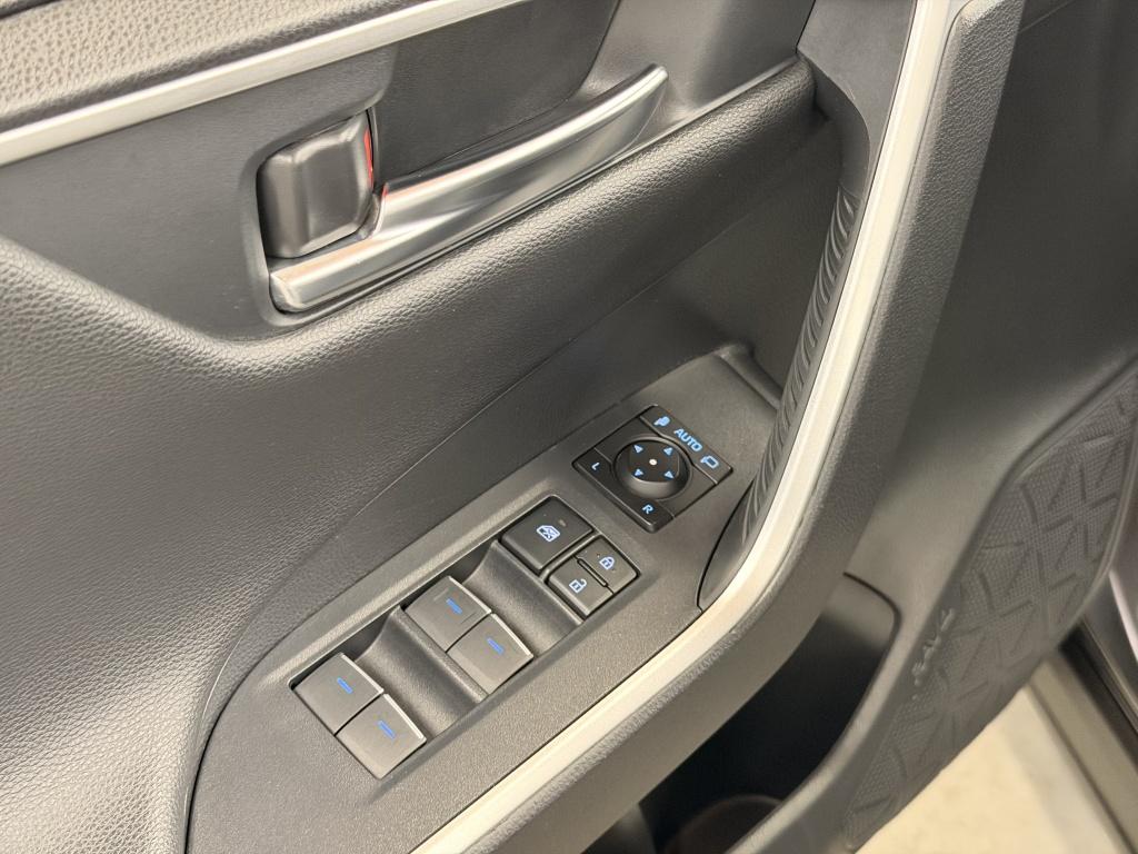 Toyota Rav4 2.5 hybrid awd bi-tone| jbl| achtr.camera| adapt.cruise