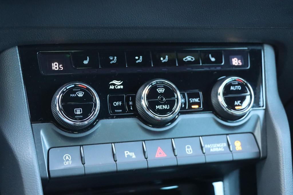 Skoda Karoq 1.5 tsi 150pk dsg7 sportline business | trekhaak | camera | car