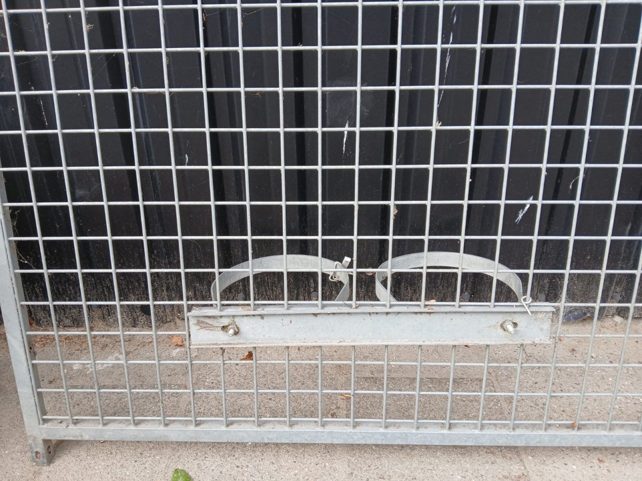 Hondenkennel voorpaneel met deur.