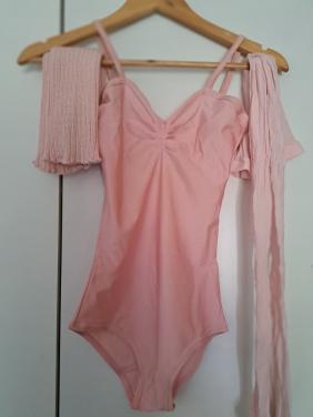 Rose balletpakje met bijpassende beenwarmers en panty.