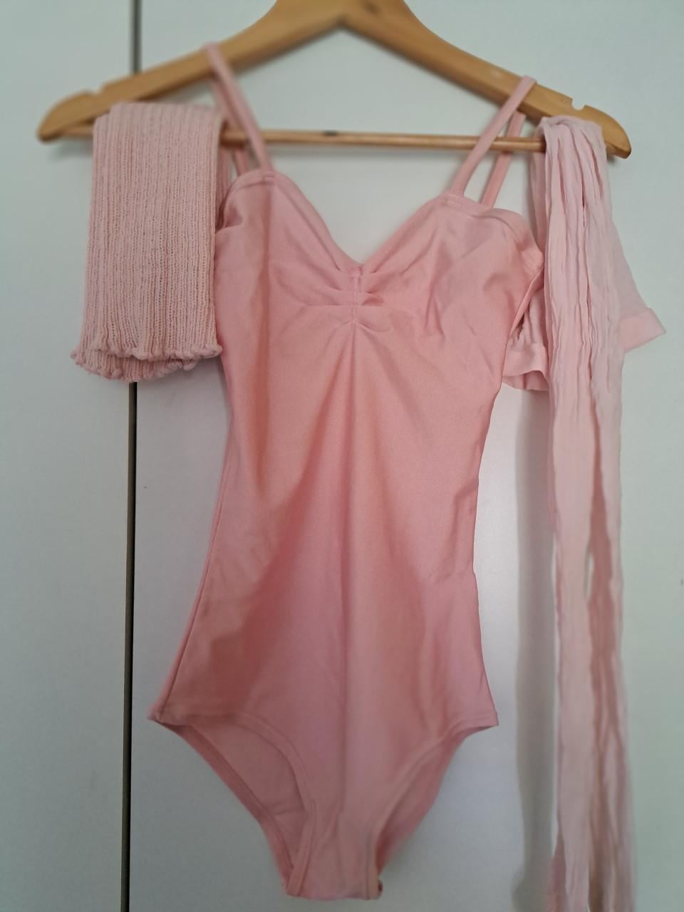 Rose balletpakje met bijpassende beenwarmers en panty.