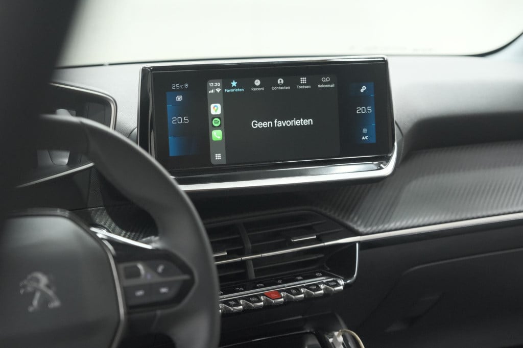 Peugeot 208 puretech 100 eat8 allure pack | camera | apple carplay | parkee