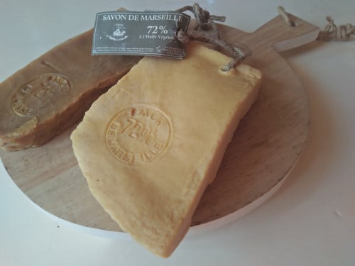 Decoratieve kaasplank met 2 stuks zeep "Savon de Marseille"