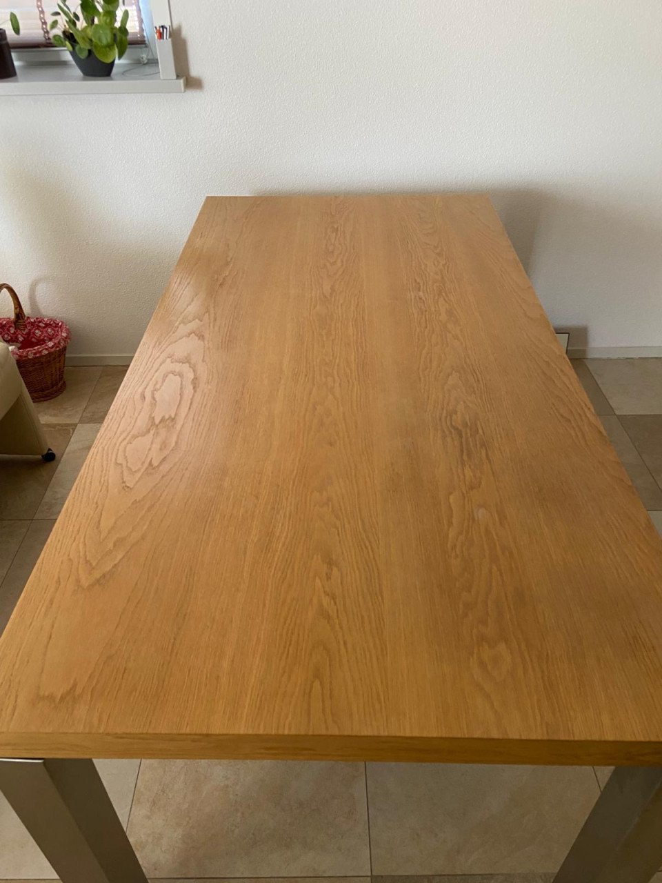 Moderne onbeschadigde eiken eettafel met RVS-poten