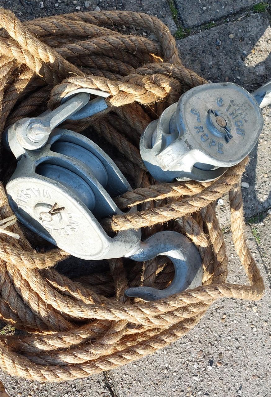 +/- 20 Meter Manilla touw ø 20 mm. + 2 Dubbele Katrollen