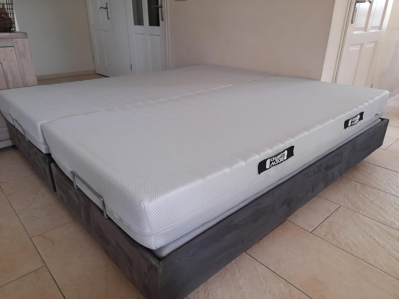 2 Persoons boxspring 2 x 90 x 200 (in goede nette staat)