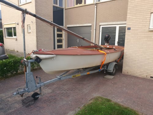 Zeilbootje Flying Arrow (zeer compleet, incl. trailer en buitenboordmotor)
