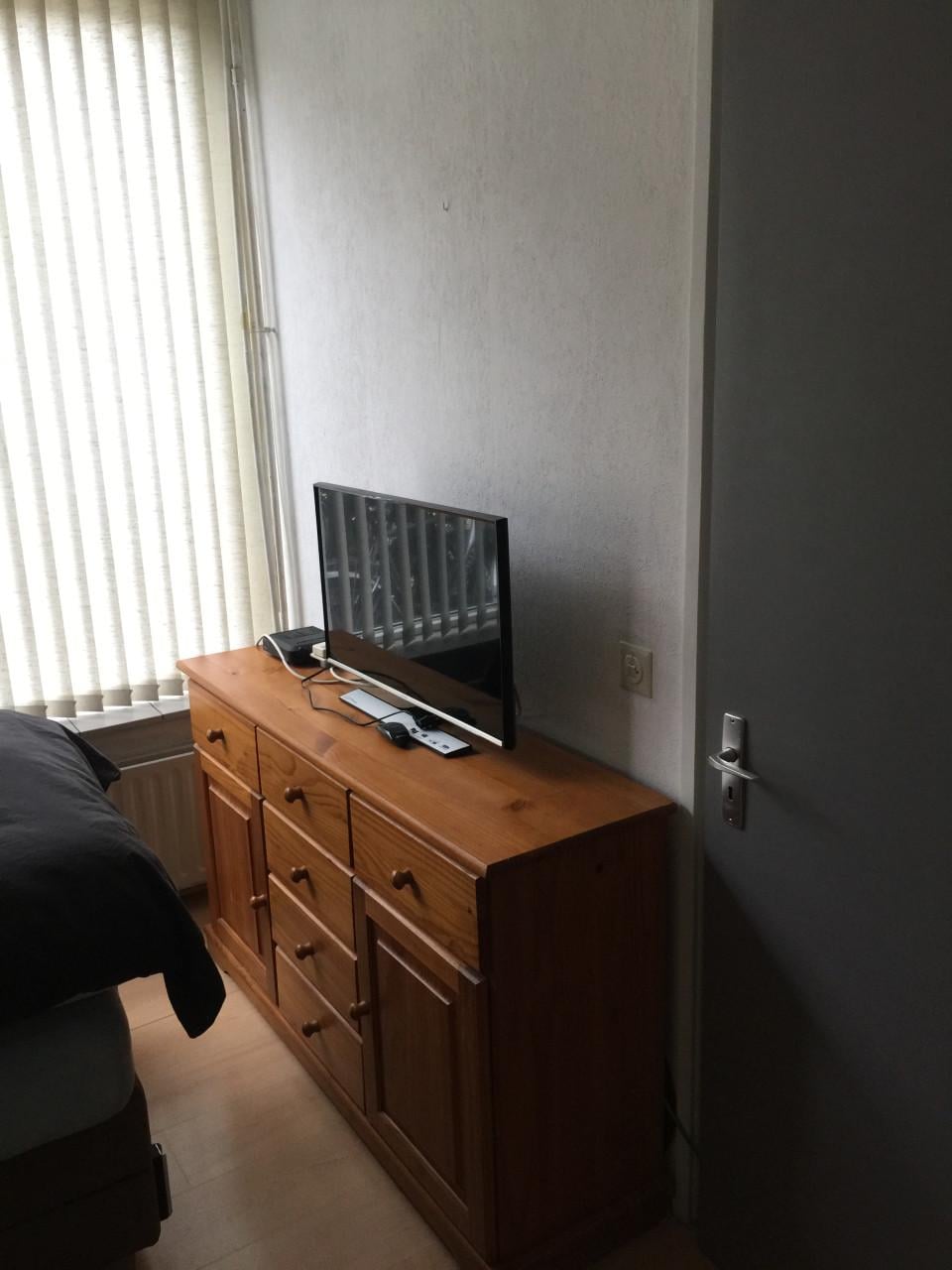 Mooi gestoffeerde en gemeubileerde kamer te huur