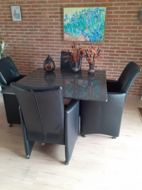 Eetkamer tafel graniet en 4 stoelen alles in goede staat