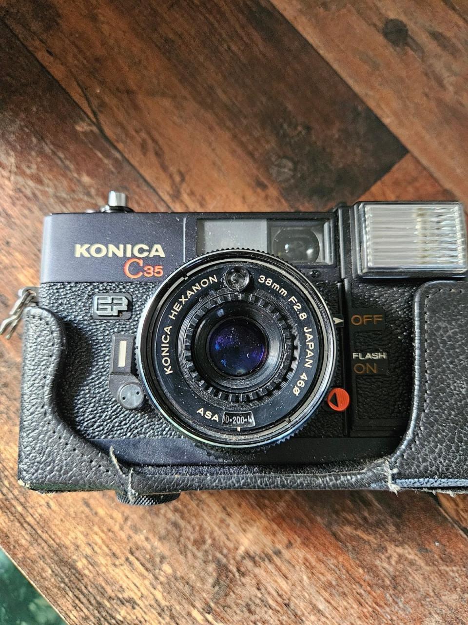 Mooie vintage Konica C 35 EF 35 mm compactcamera, werkend