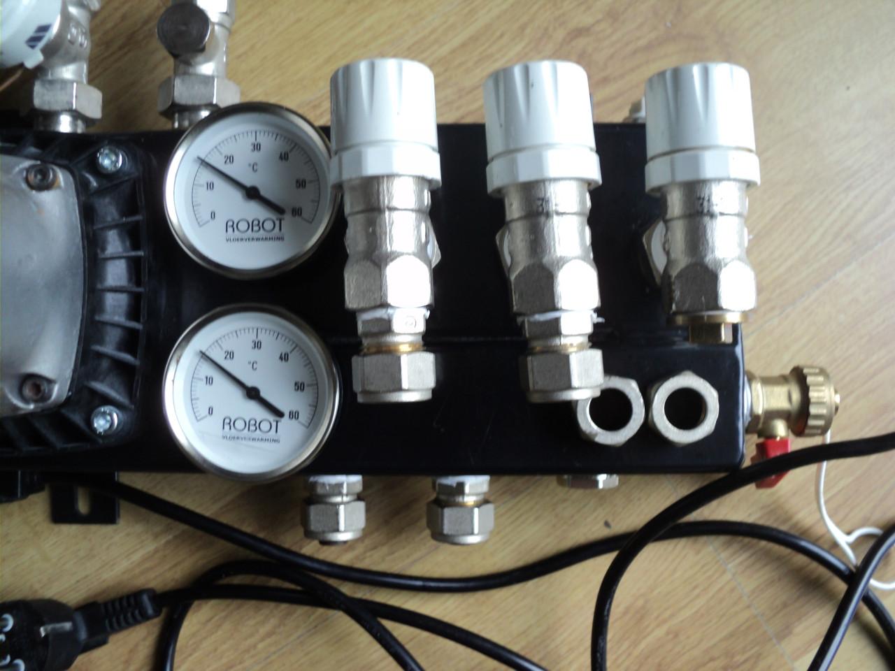 Vrijwel nieuwe 3 groep verdeler vloerverwarming ENERGI ZUINIG
