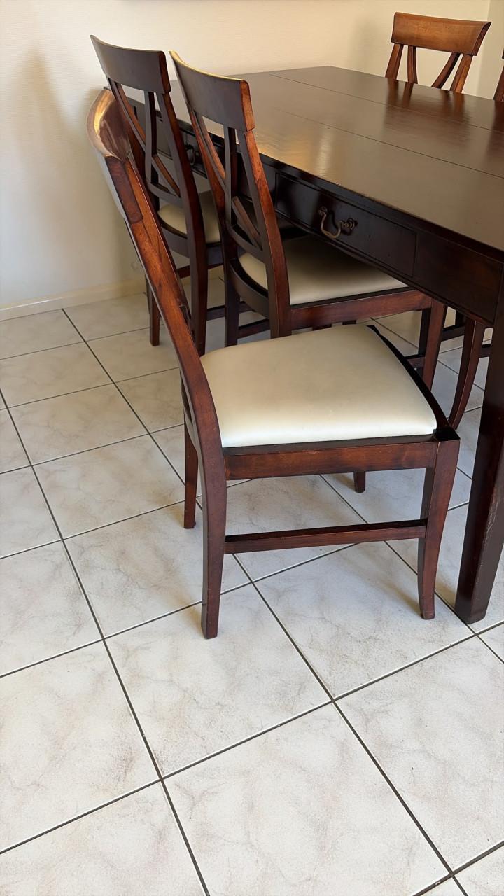 Tafel en zes stoelen donker massief kersenhout