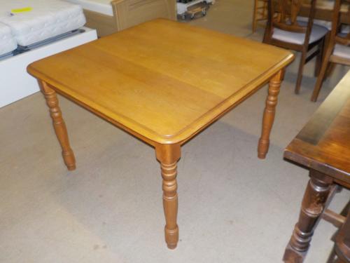 Mooie kwaliteit massief blank eiken eettafel 109 x 109 cm in zeer goede sta