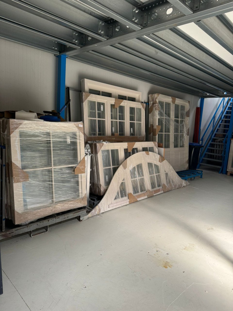 Nieuwe luxe houten kozijnen inclusief glas