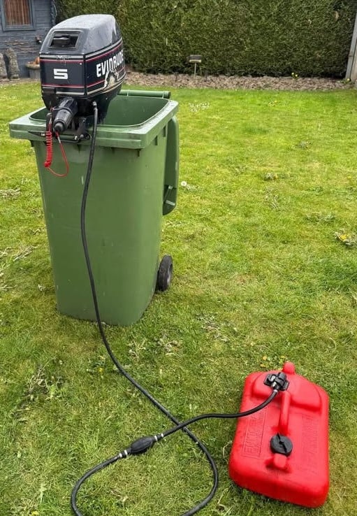 Rubber boot met buitenboordmotor