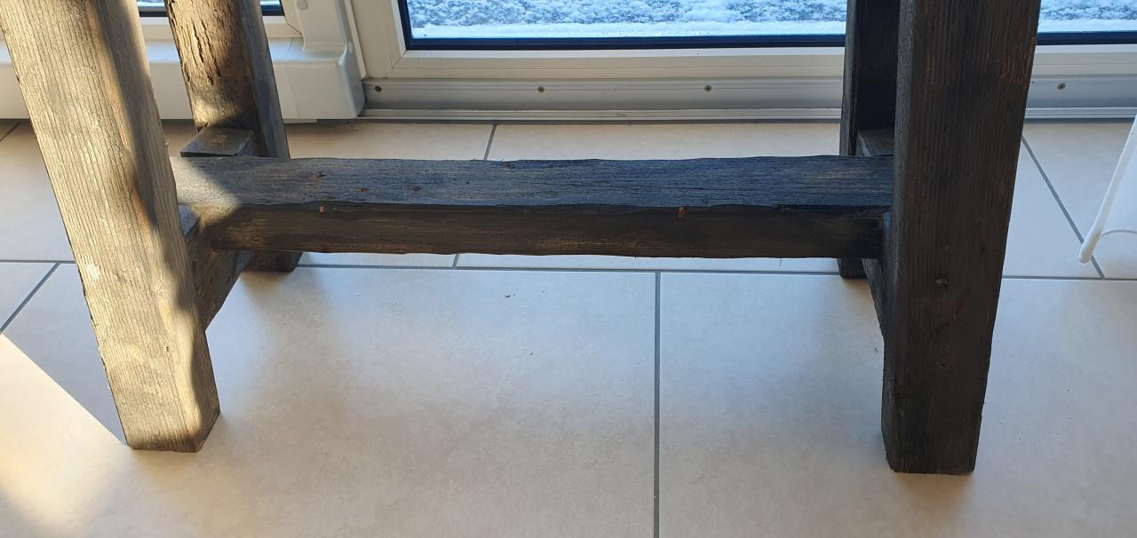 Oud houten bankje leuk ter decoratie