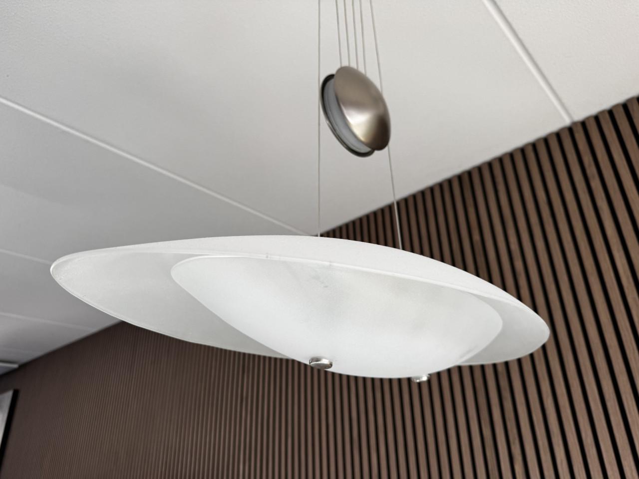 Glazen design hanglamp met contragewicht