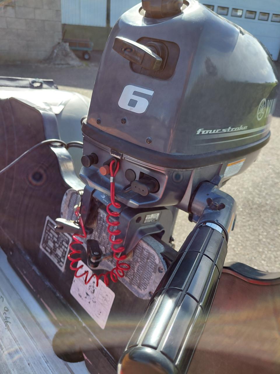 Rubberboot met trailer en buitenboordmotor.