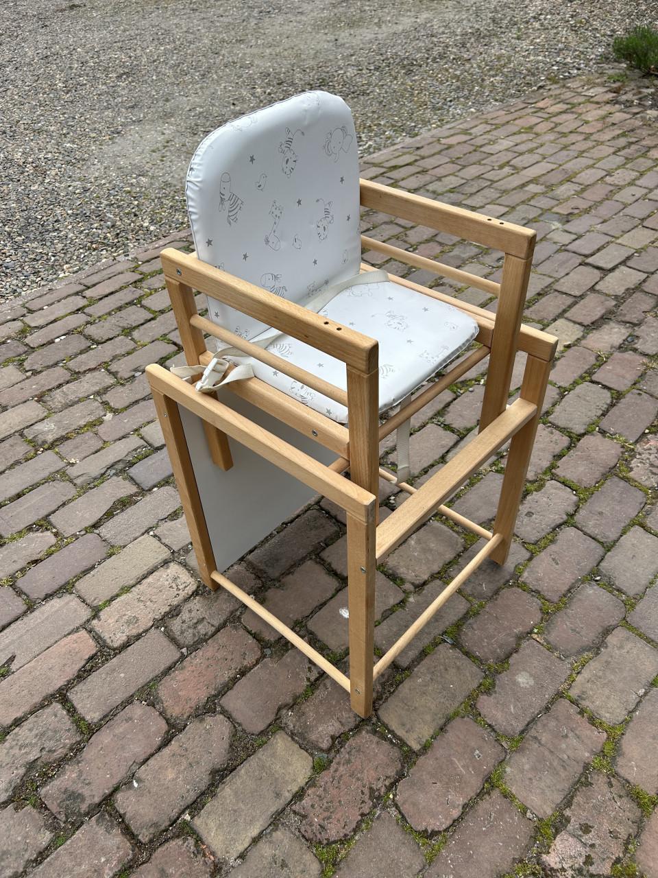 Houten kinderstoel met stoelverkleiner